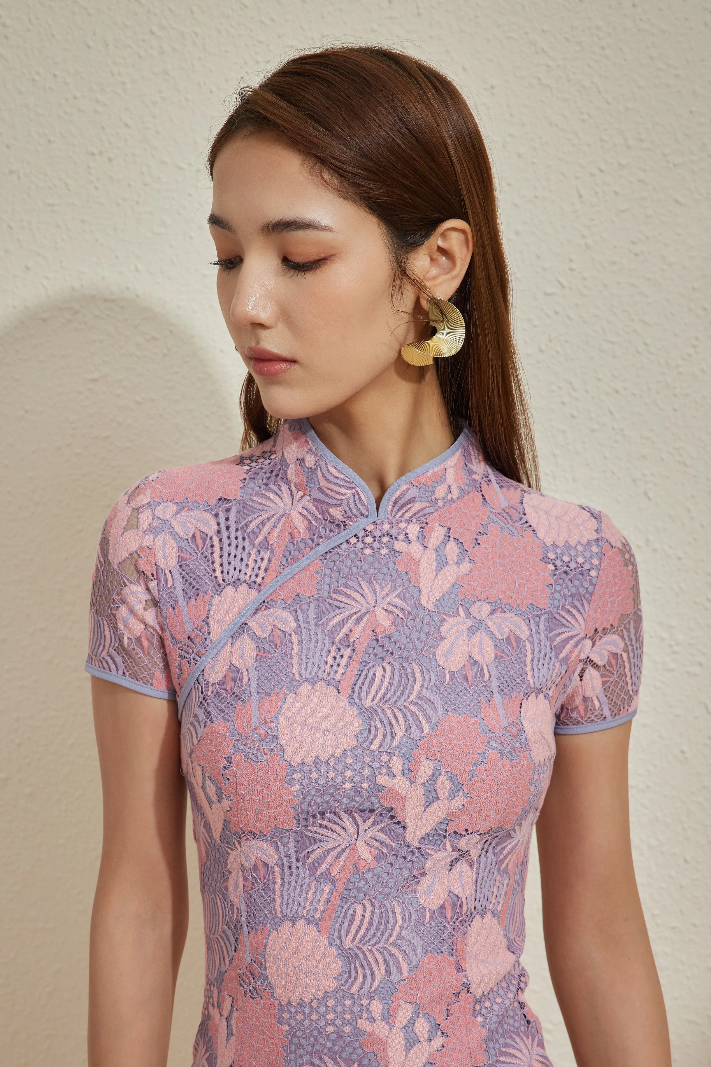 VINTAGE HSI SHIH IN ICE PEONY